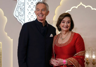 A person and person standing together

Description automatically generated