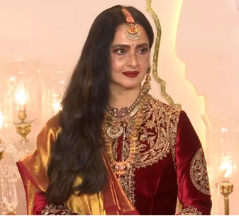 A person in a red and gold dress

Description automatically generated