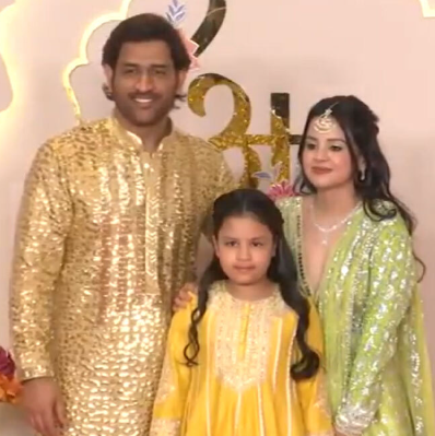 A group of people posing for a picture

Description automatically generated