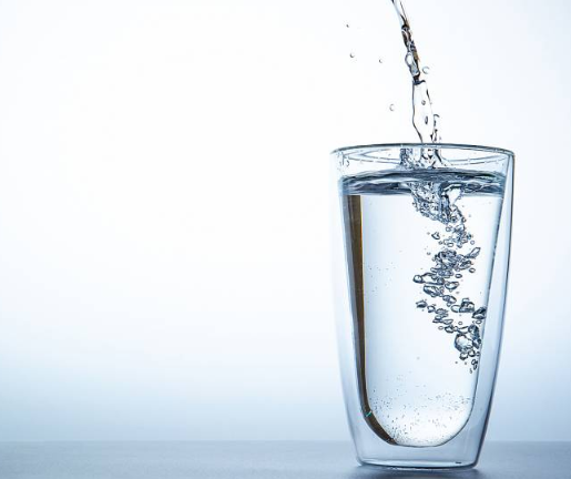 A glass of water being poured into a glass

Description automatically generated