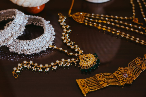 A group of jewelry on a table

Description automatically generated